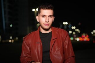 مصمم وعارض الأزياء نوار الباروكي